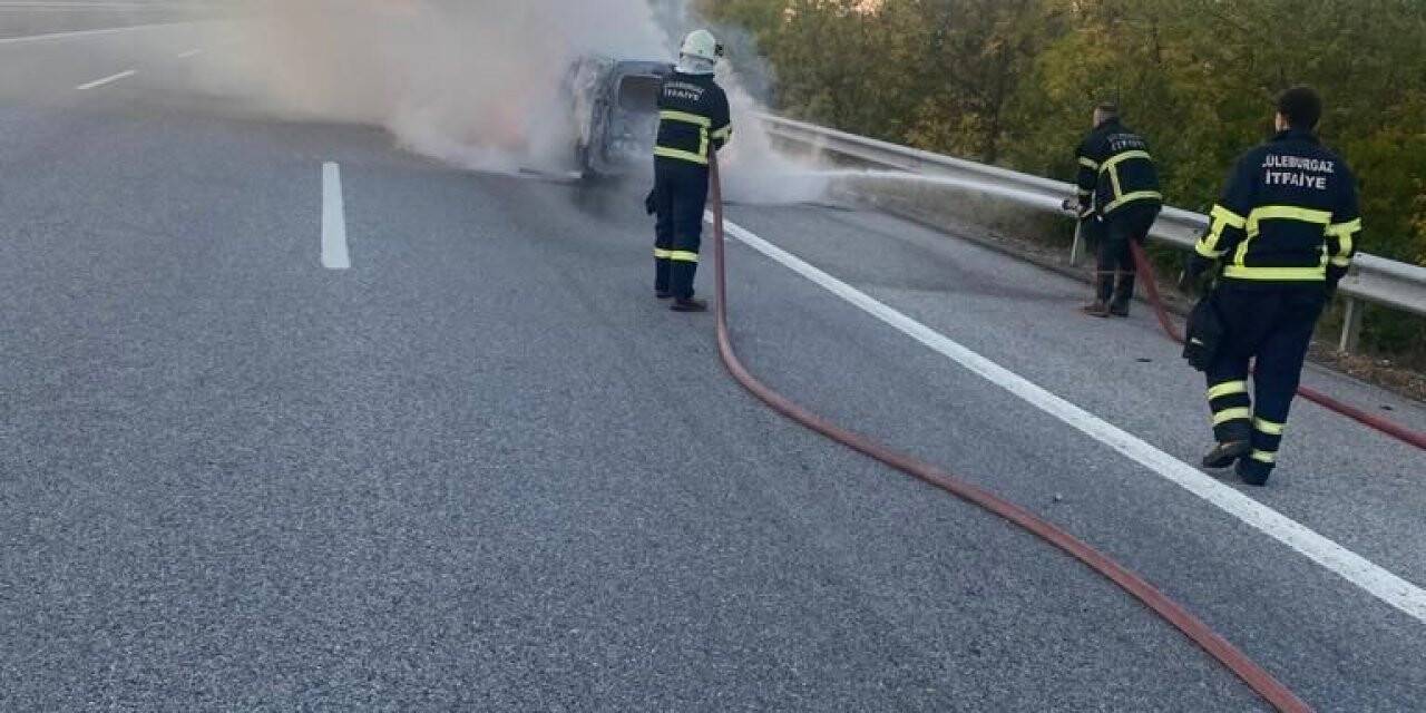 Kırklareli’nde seyir halindeki araç alev alev yandı