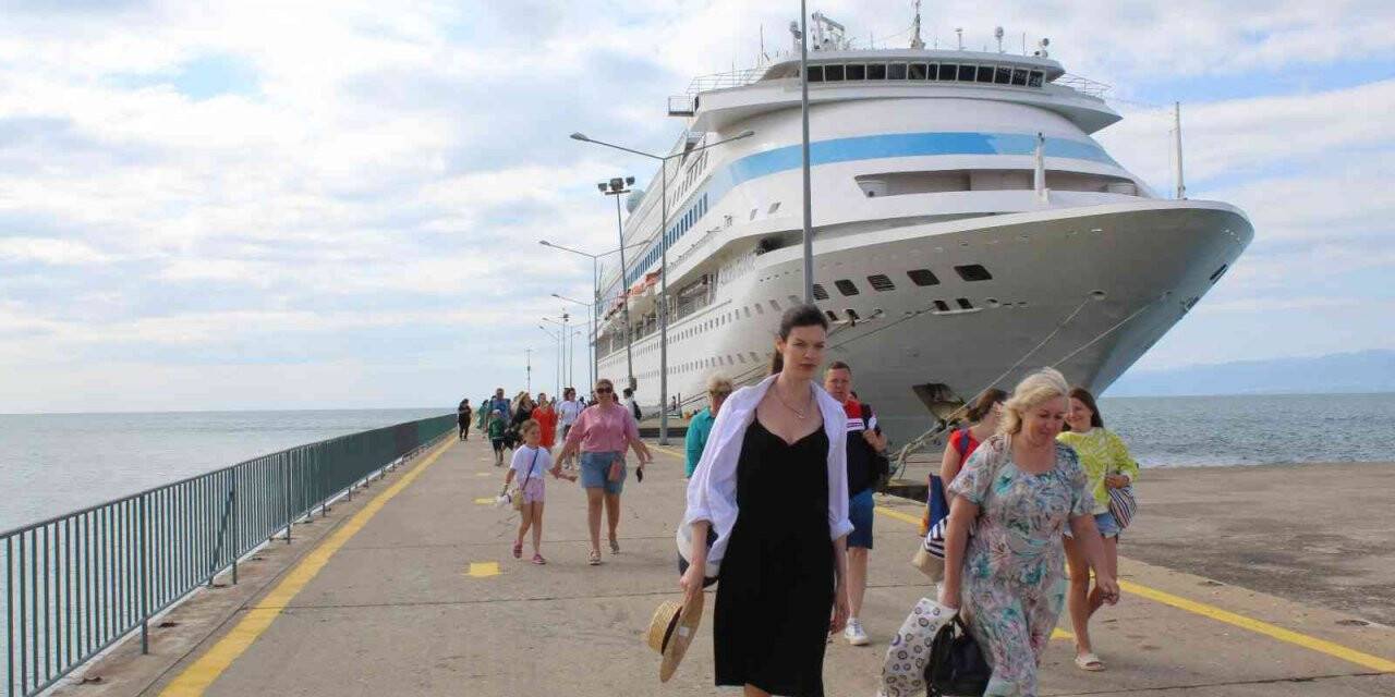 Sinop’a uzun aradan sonra başlatılan kruvaziyer turizmi esnafa can suyu oluyor