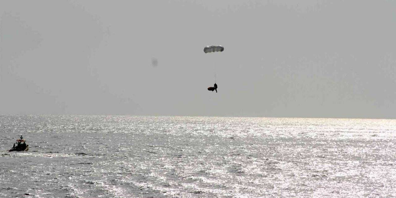 Yedek paraşütü ile denize indi
