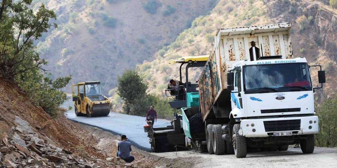 Bahçesaray’daki mahalleler tarihinde ilk kez asfaltla buluştu