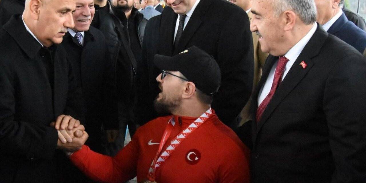 Bakan Kirişci, dünya şampiyonu Gökhan Seven ile bilek güreşi yaptı