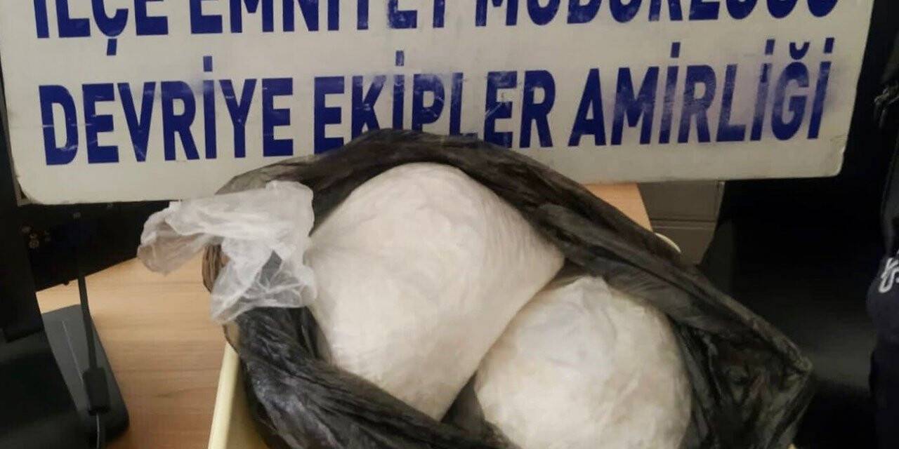 Polisten kaçmaya çalışan şüpheliler 2 kilo metamfetaminle yakalandı