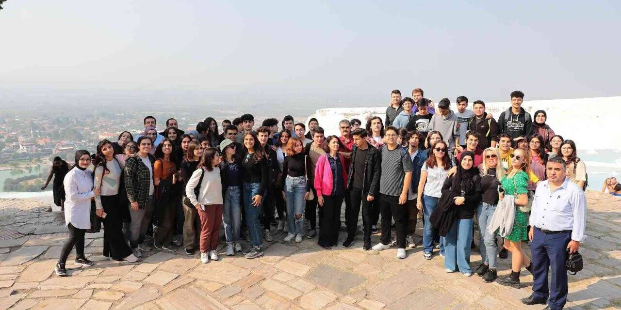 Denizlili gençler kentin dört bir yanını doyasıya geziyor