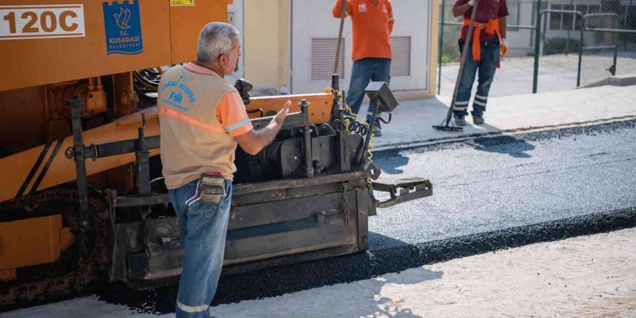 Kuşadası’nda yol yapım çalışmaları sürüyor