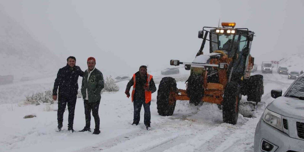 Van-Bahçesaray yolu ulaşıma kapandı, onlarca araç mahsur kaldı