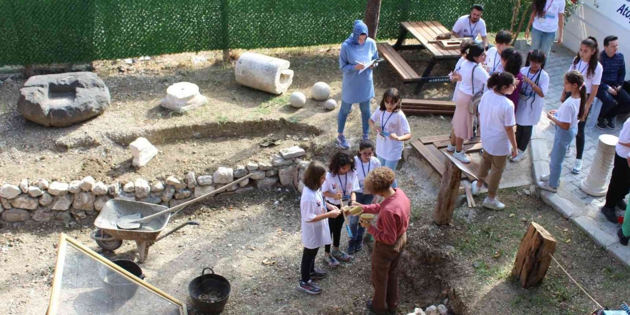 Antakya Bilim Merkezi, arkeoloji atölyesiyle öğrencileri buluşturuyor