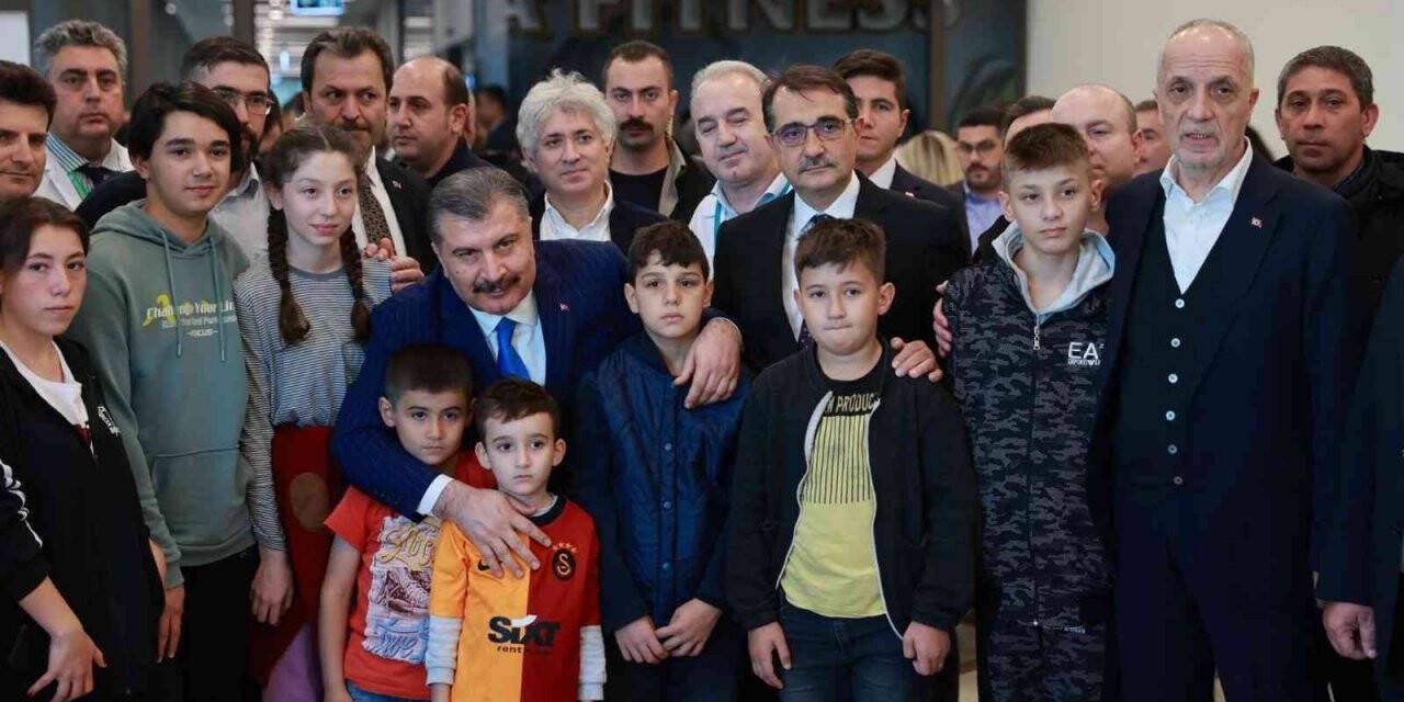 Bakanlar İstanbul’da tedavileri süren 6 madenciyi ziyaret etti