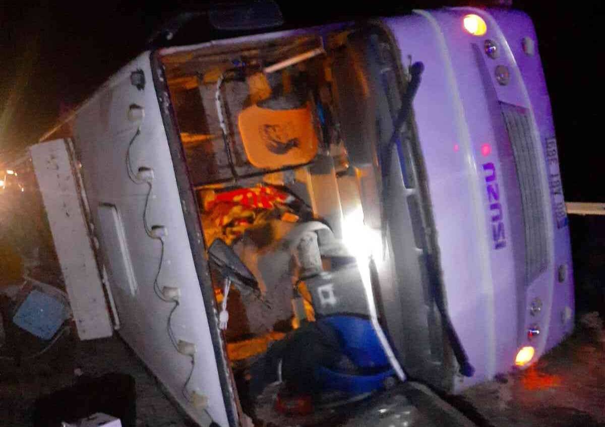 Tarım işçilerini taşıyan minibüs devrildi: 3 yaralı