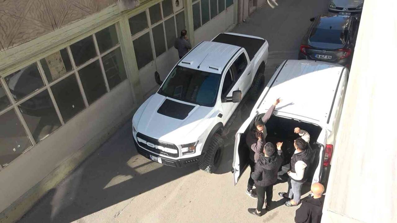 Kahvede çay içerken önlerine hırsızlık zanlısı atladı