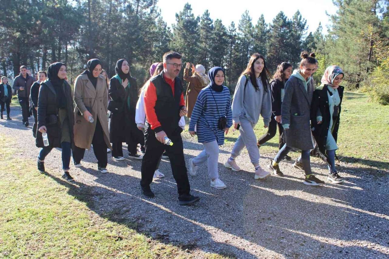 Düzce’de sonbaharın tadını ormanda yürüyerek çıkarttılar