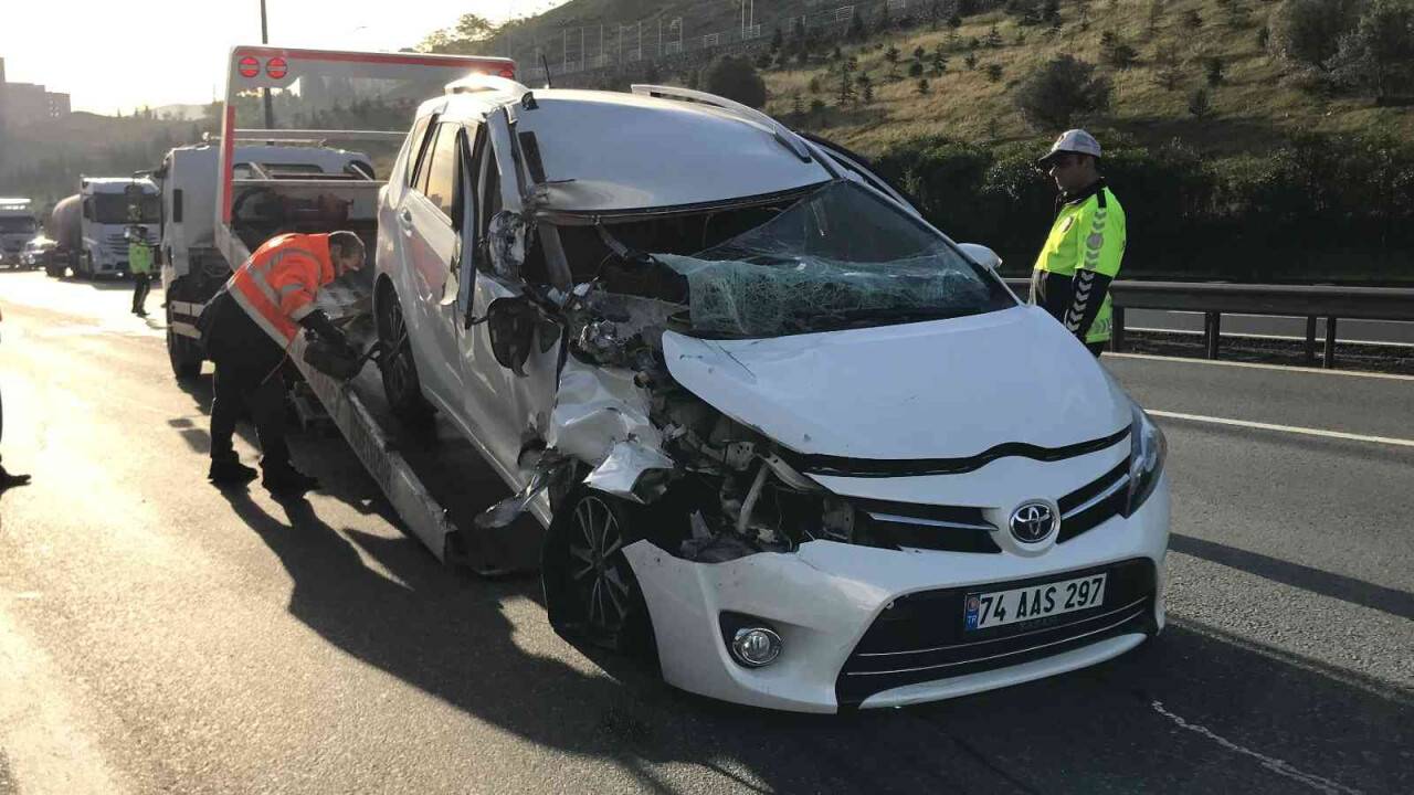 Tıra çarpan otomobildeki 6 kişi yaralandı