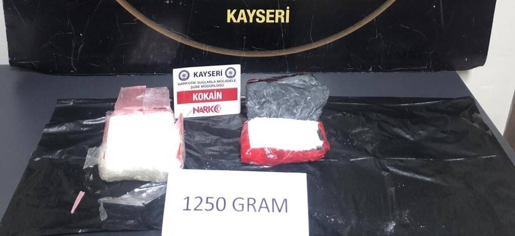 Otomobilden 1 kilo 250 gram uyuşturucu çıktı
