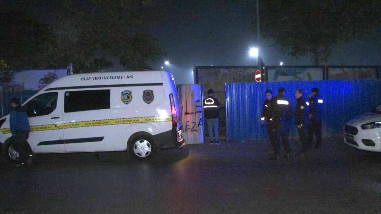 Fatih’te bir kişi şantiye bariyerlerinin arkasında ölü bulundu