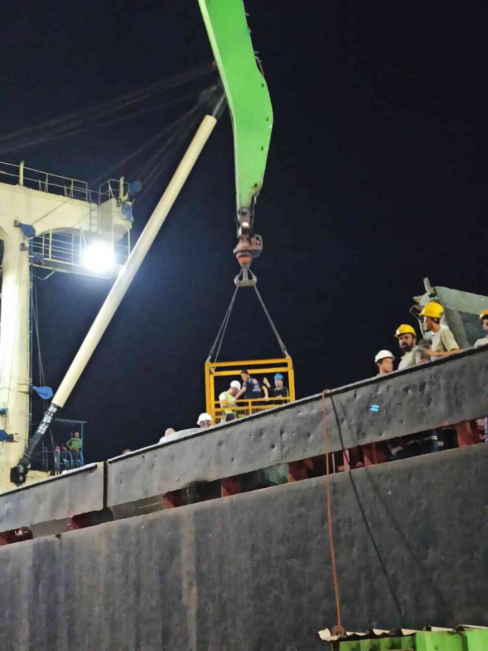 İskenderun’da gemi ambarına düşen işçi yaralandı