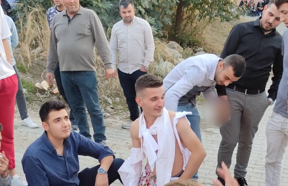 Arkadaşları damada yapmadığını bırakmadı