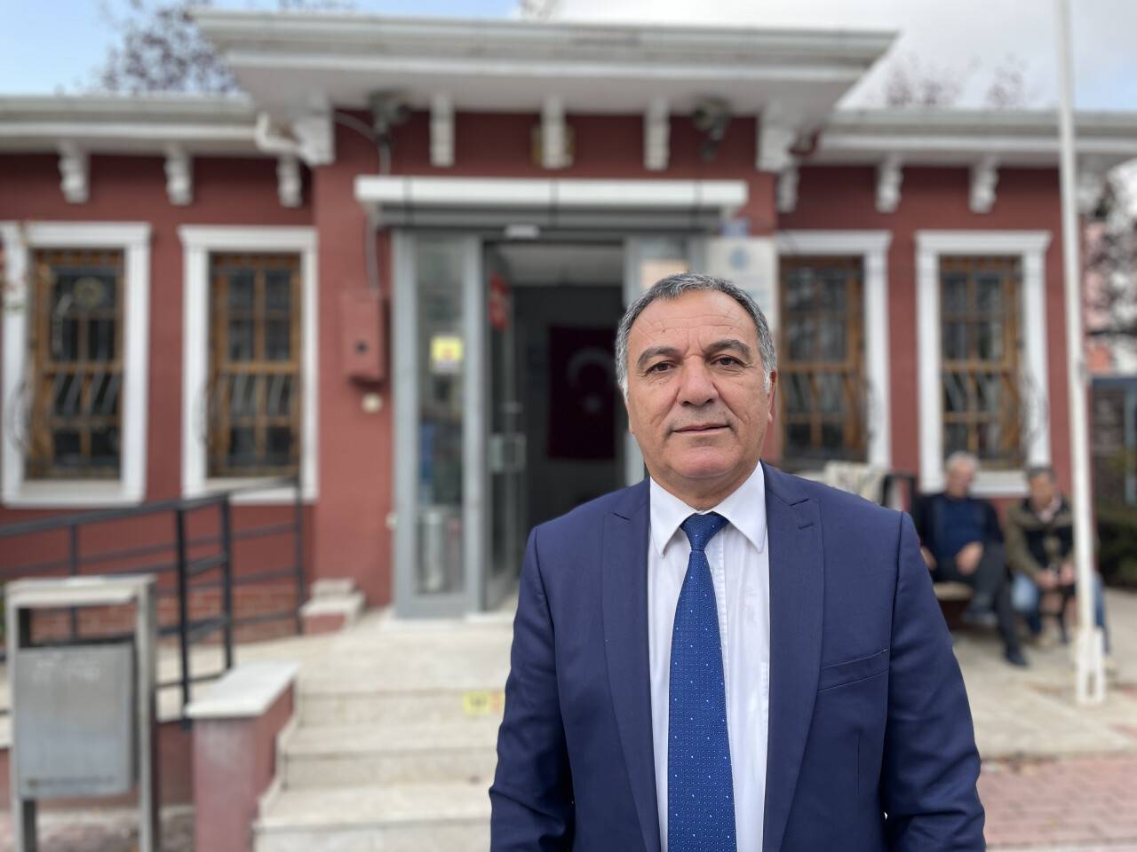 Mahallesiyle "adaş" olan muhtarın yaşadığı diyaloglar gülümsetiyor