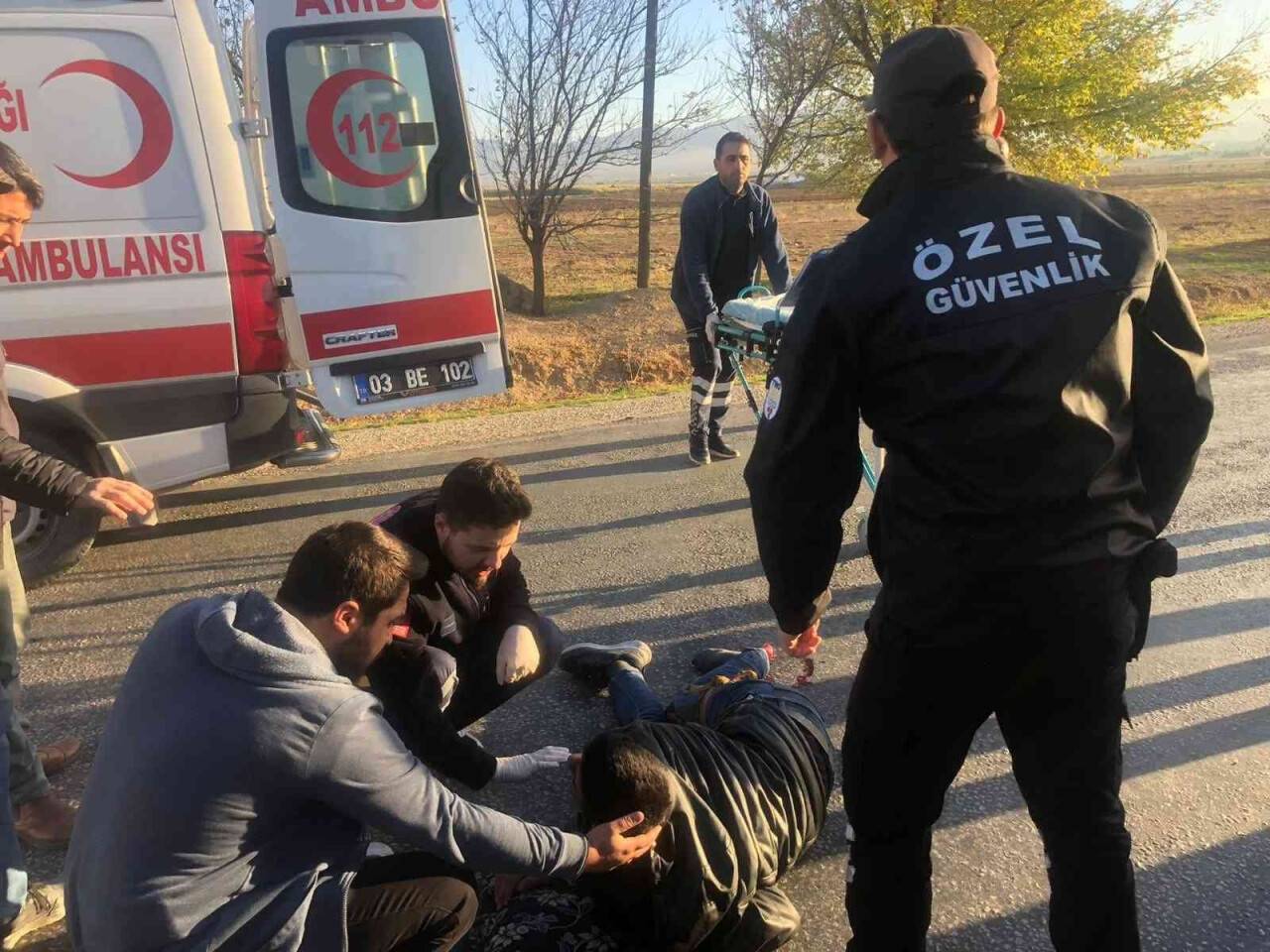 Otomobile çarpan motosiklet sürücüsünün bir ayağı parçalandı