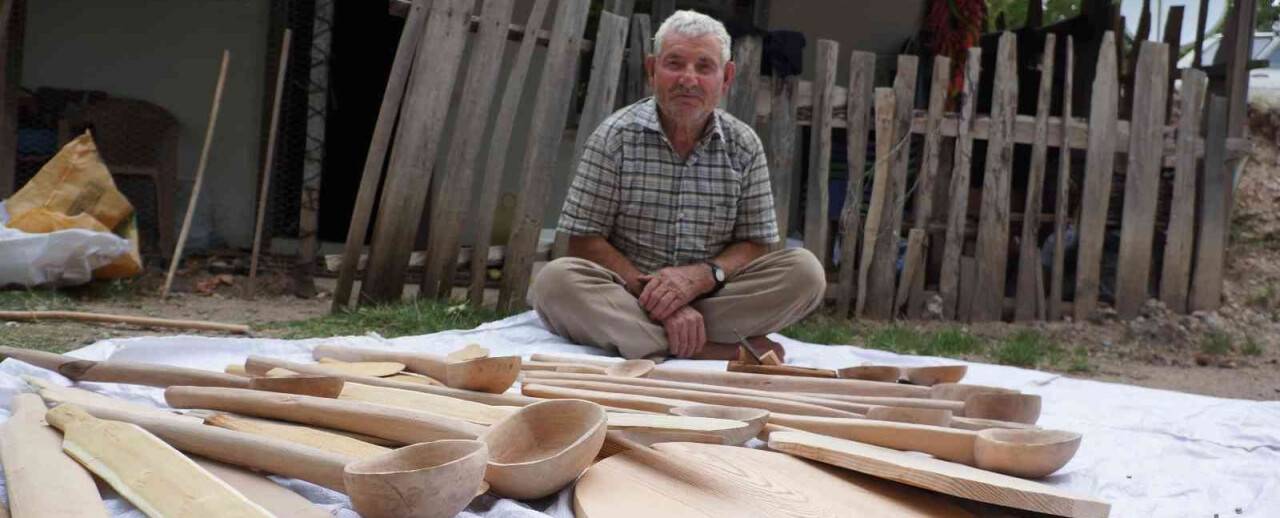 10 yaşında başladığı sanatını 65 yıldır ahşaplara işleyerek sürdürüyor