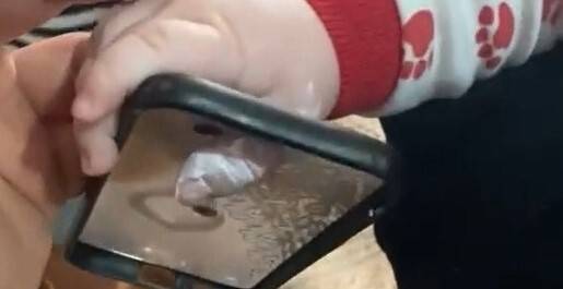 Minik bebeğin parmağı öyle bir yere sıkıştı ki gören şaşkına döndü