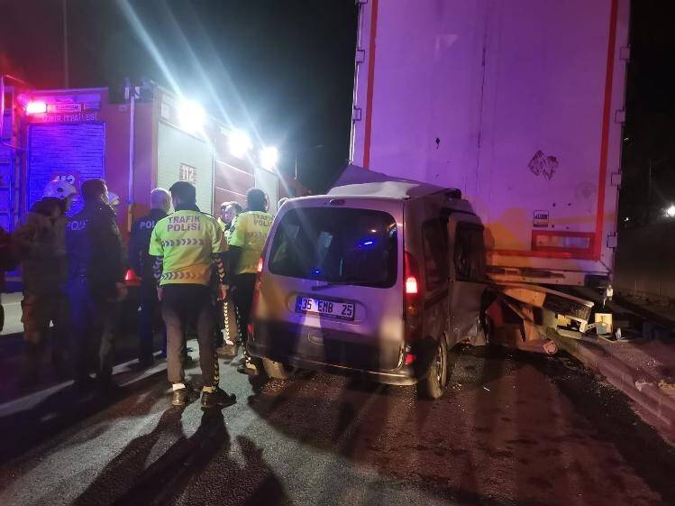 İzmir’de hafif ticari araç tıra ok gibi saplandı: 1 ölü