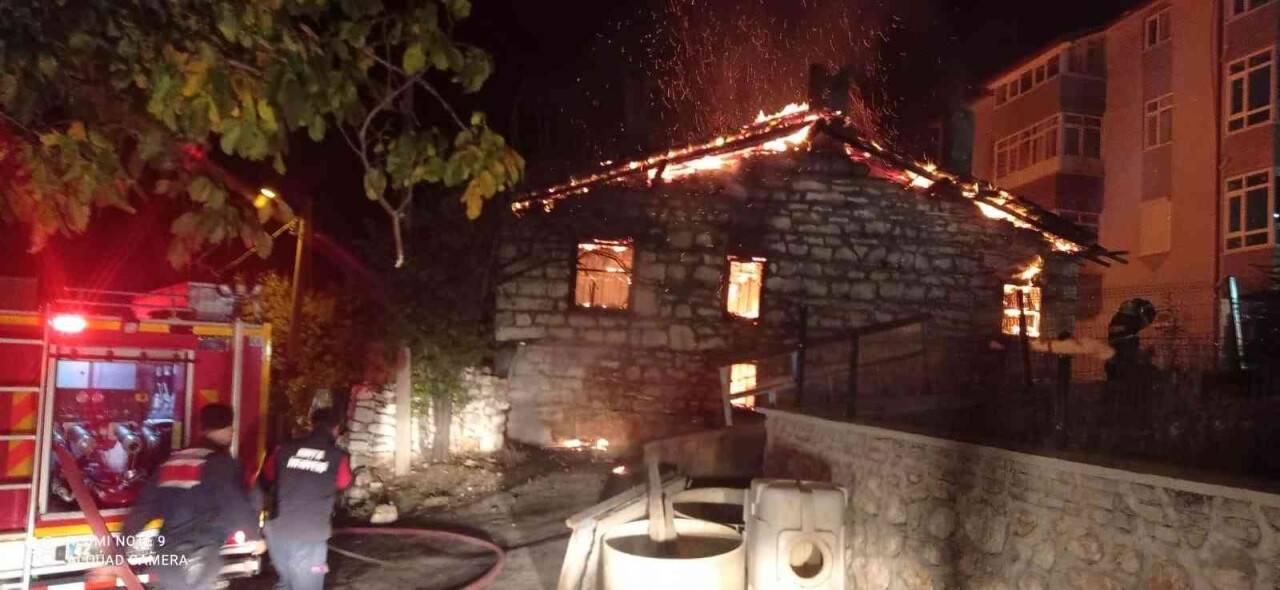 Konya’da kullanılmayan ev alev alev yandı