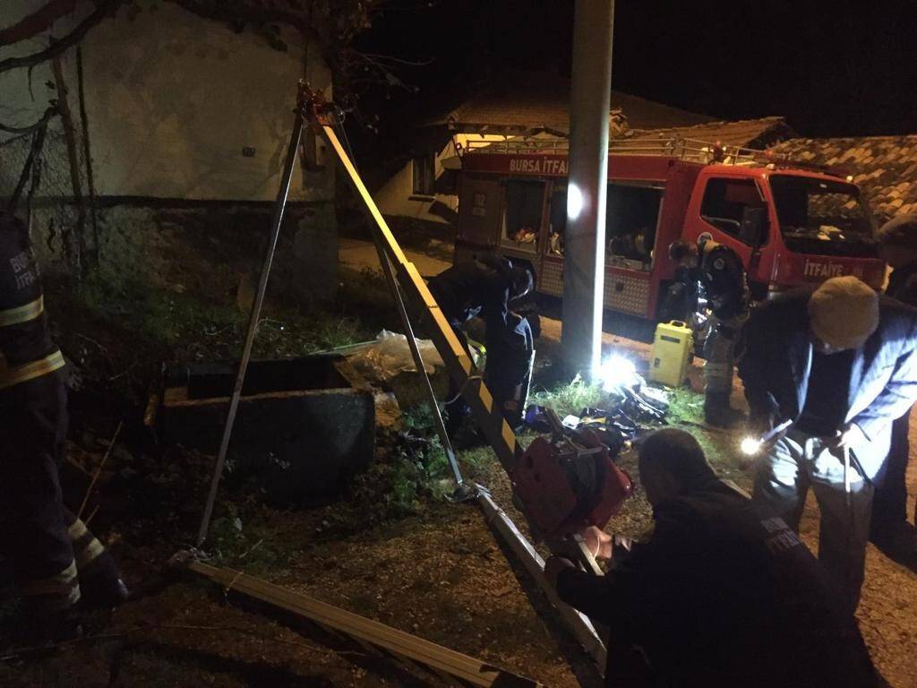 Kuyunun dibindeki koyunu itfaiye kurtardı