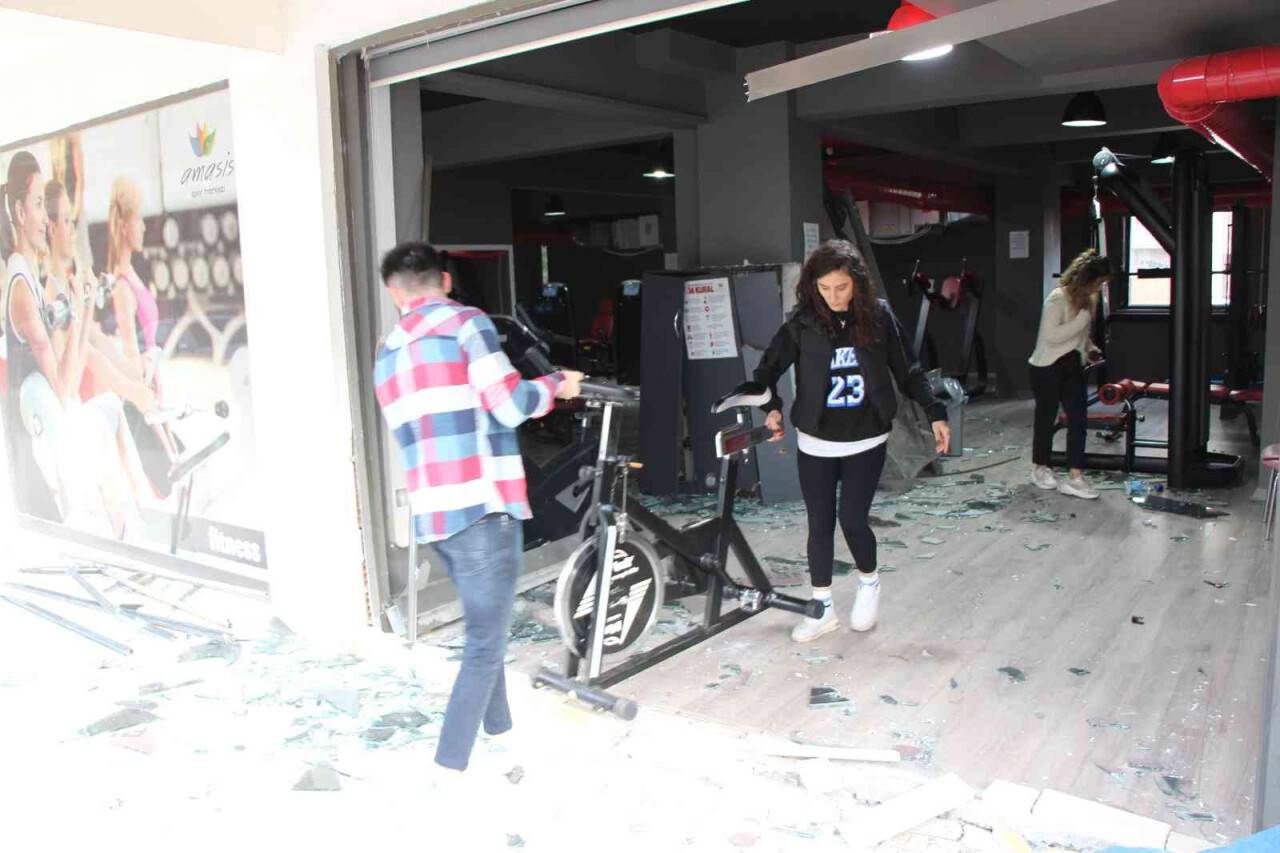 Fren yerine gaza basınca spor salonuna daldı