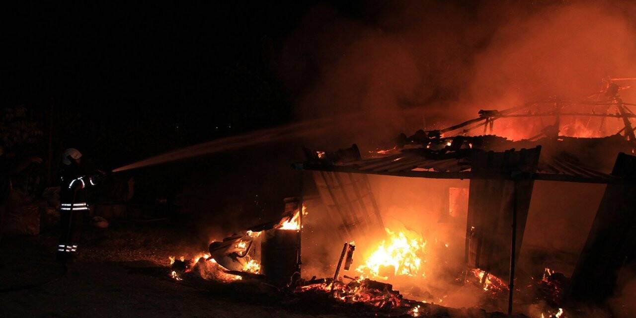 İki kardeşin bitişik evleri tamamen yandı