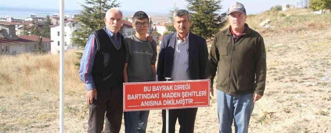 Şehit kabirlerinin başına Türk bayrağı dikti, Bartın’daki maden şehitlerini de unutmadı