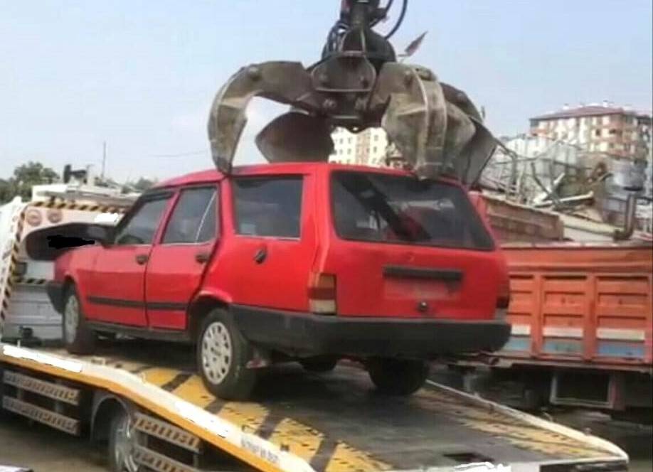Çekici ile çaldıkları otomobili parçalayan şüpheliler yakalandı
