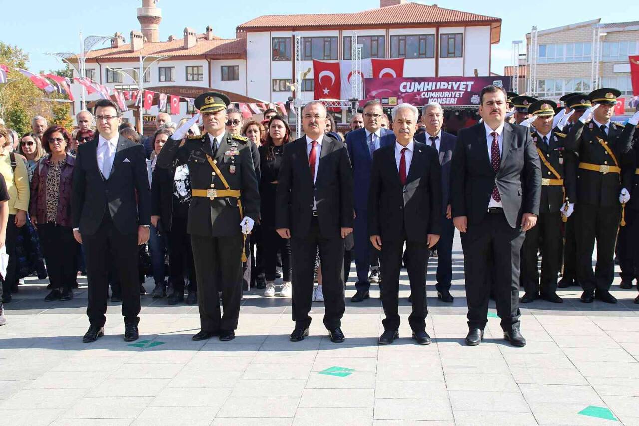 Akşehir’de Cumhuriyet Bayramı kutlamaları çelenk sunumuyla başladı