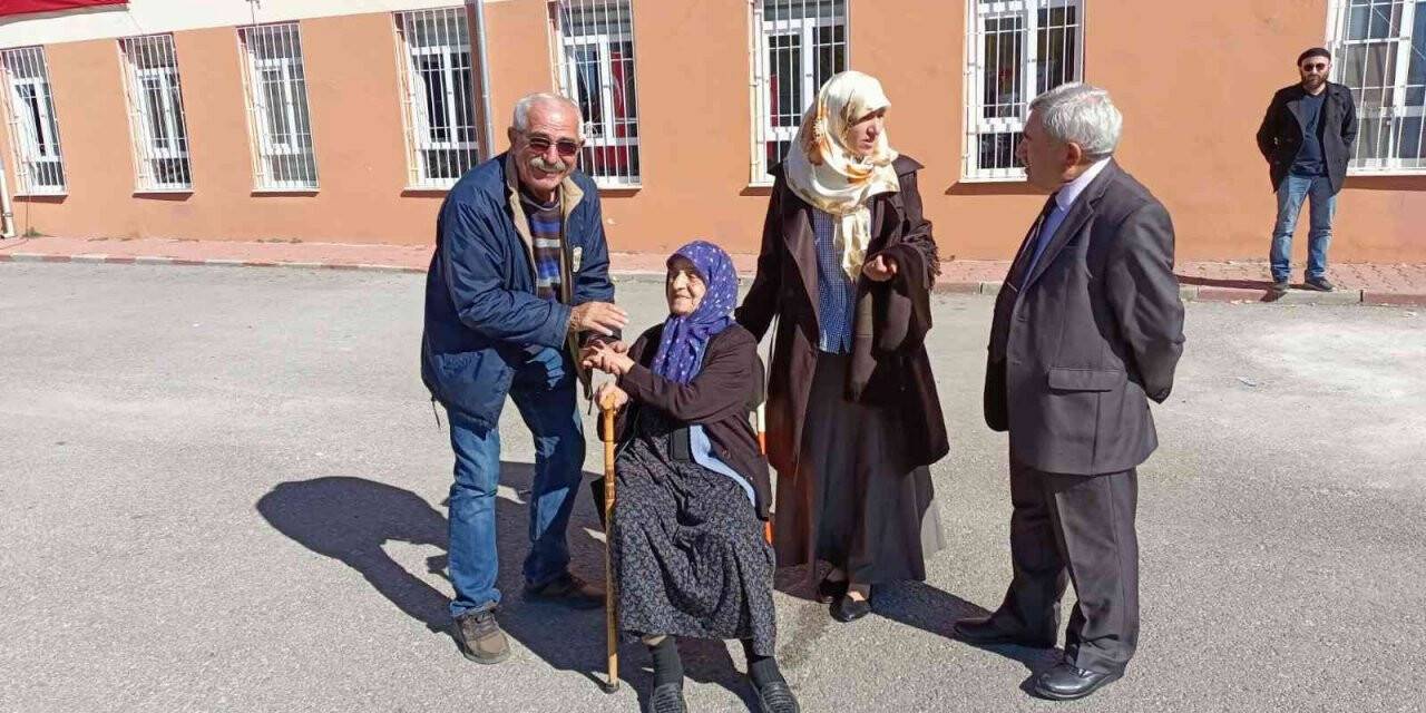 99 yaşındaki ninenin şiirleri kutlamalara damga vurdu