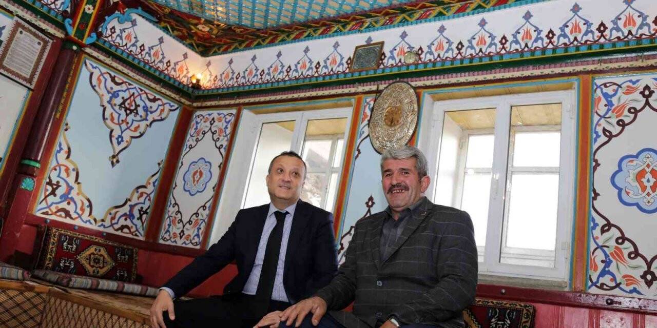 Vali Taşbilek usta ile çırağının 150 yıl önce yaptığı köy odalarını ziyaret etti