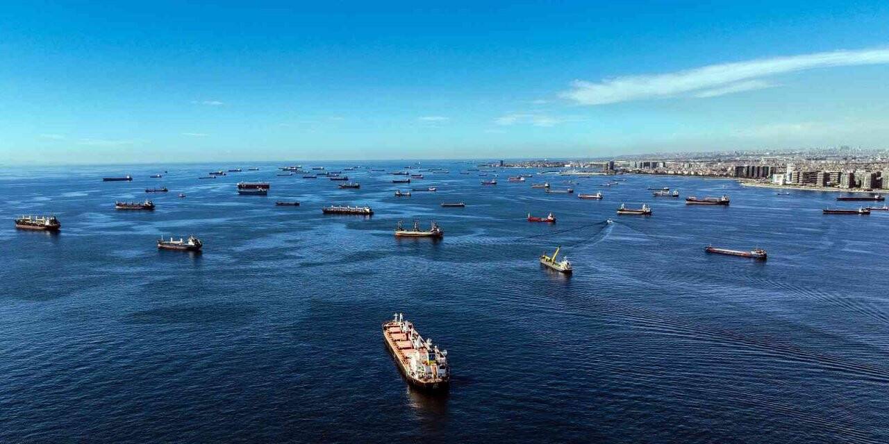 İstanbul’un manzarasını gemiler kapattı