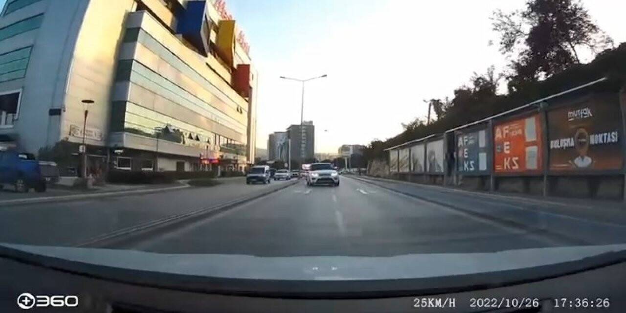 Trafikte bu sürücülerin yaptıkları görenler şaştı kaldı