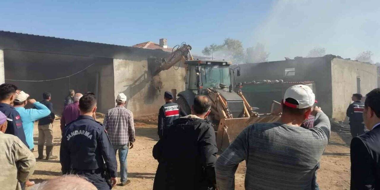 Ahırda çıkan yangın korkuttu