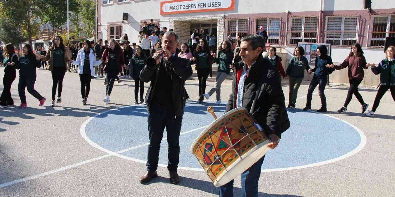 Liselilerden okul bahçesinde davullu-zurnalı halay keyfi
