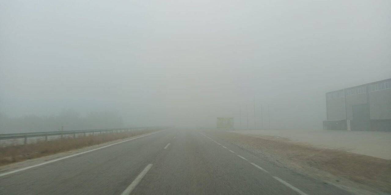 Gönen-Bandırma karayolunda sis sürücülere zor anlar yaşattı