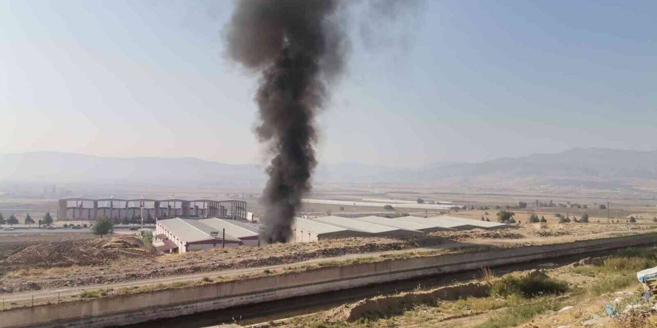Lastik yangınının dumanı gökyüzünü sardı