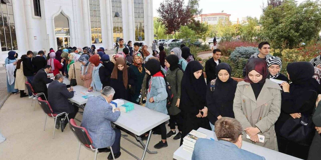 GAÜN’de kitap imza şöleni