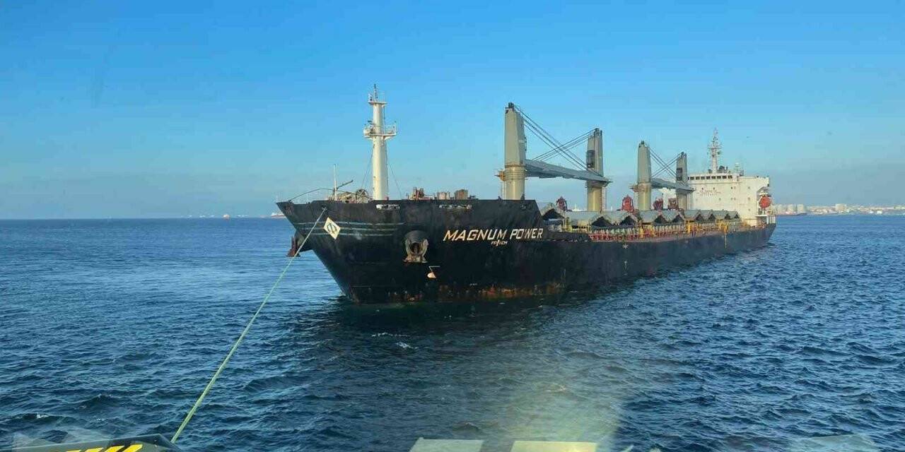 Dökme yük gemisi Ahırkapı önlerinde makine arızası yaptı