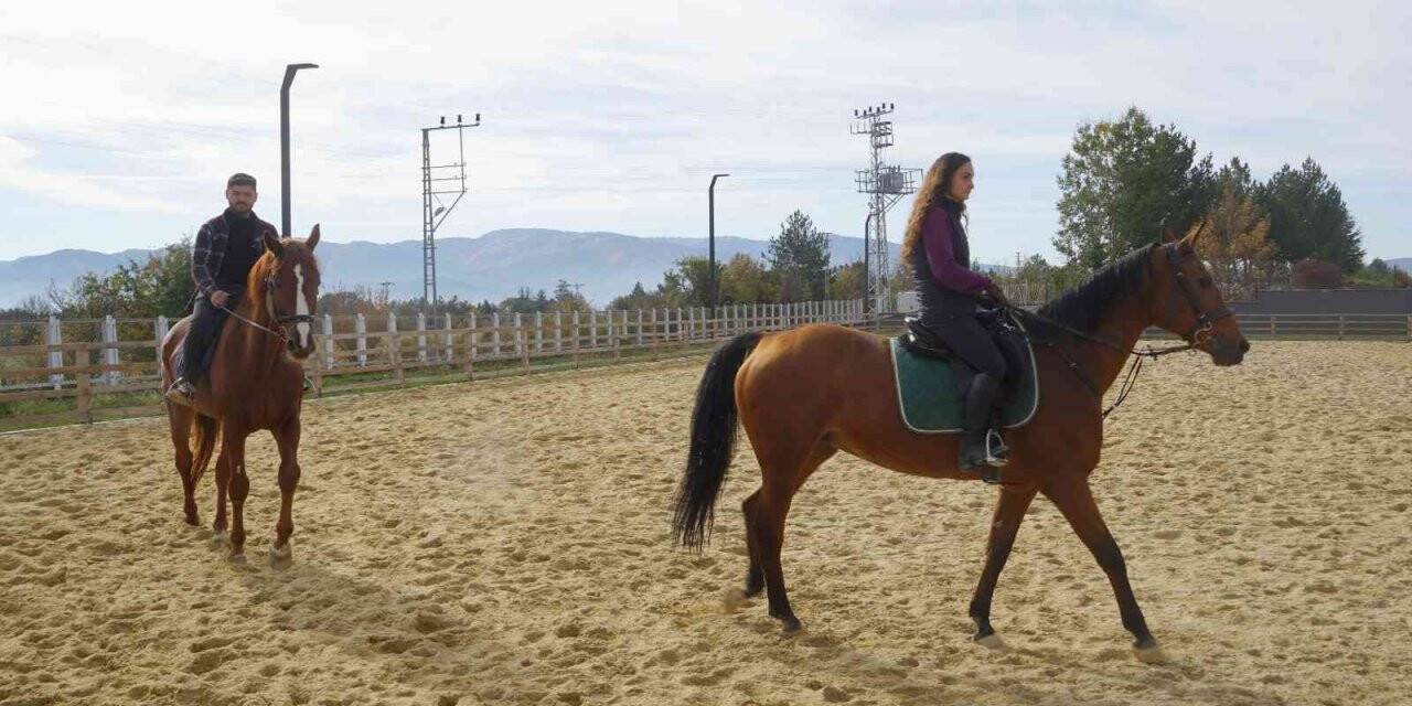 Kastamonu’daki atlı terapi merkezi, kış mevsiminde vatandaşlara ata binmenin heyecanını yaşatacak