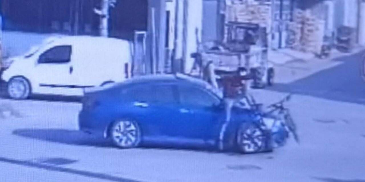 Bursa’da otomobil ile çarpışan bisikletin sürücüsü böyle havalandı