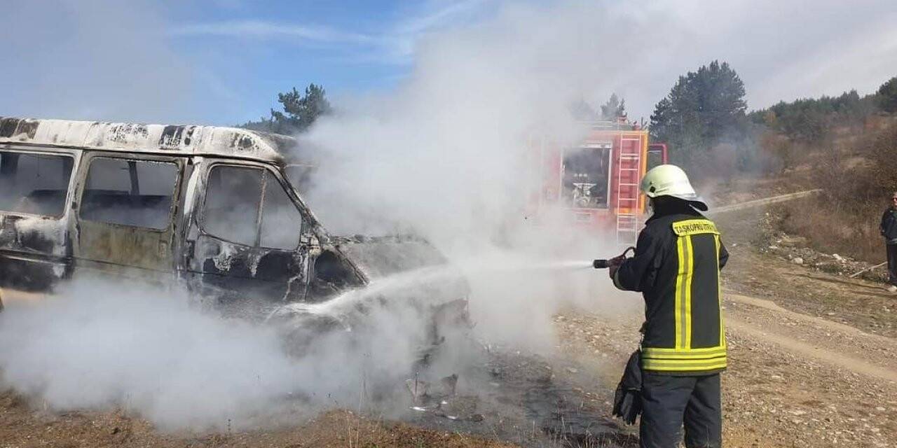 Mantar toplamak için ormana gittiler, park halindeki minibüsleri alev alev yandı