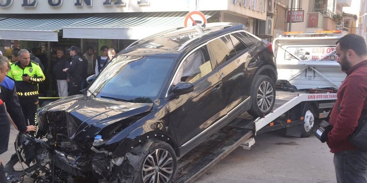 Ara yoldan hızla çıkan araç önce yayaya sonra müzeye çarptı: 4 yaralı