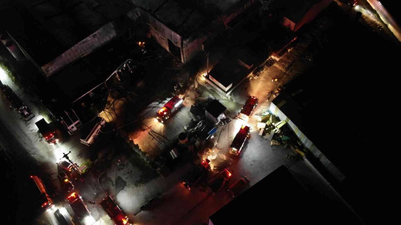 Sakarya’da sünger fabrikasındaki yangın kontrol altına alındı