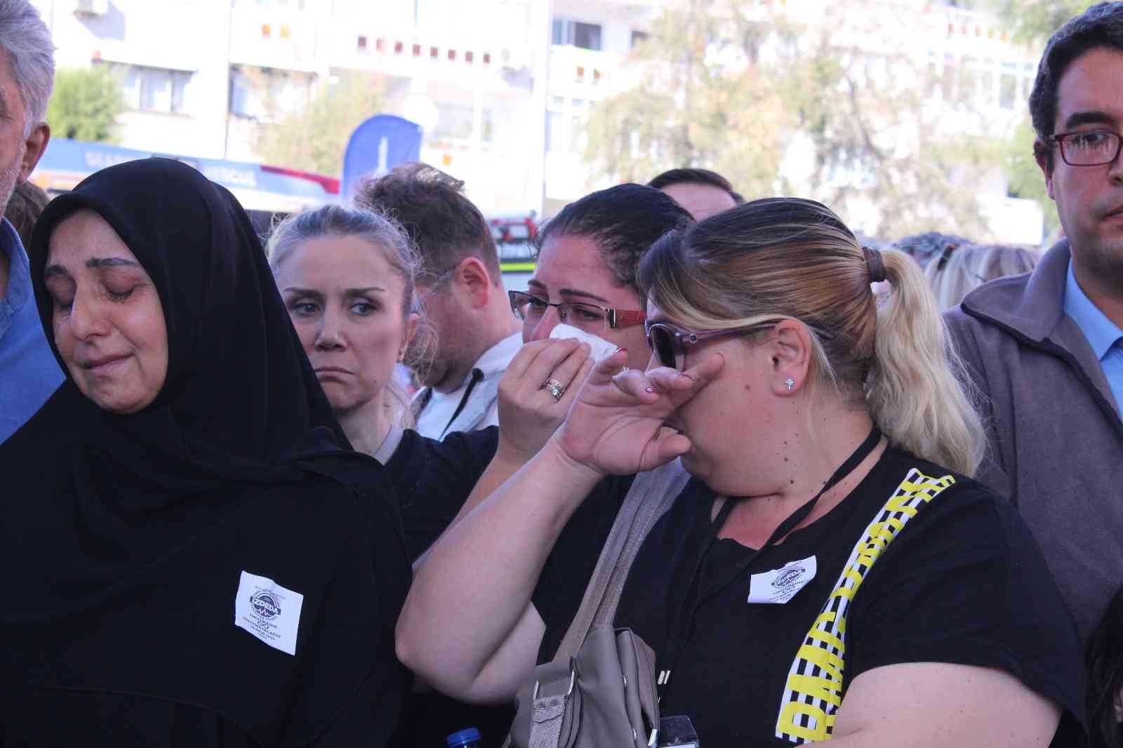 İzmir depreminde hayatlarını kaybedenler gözyaşları ile anıldı