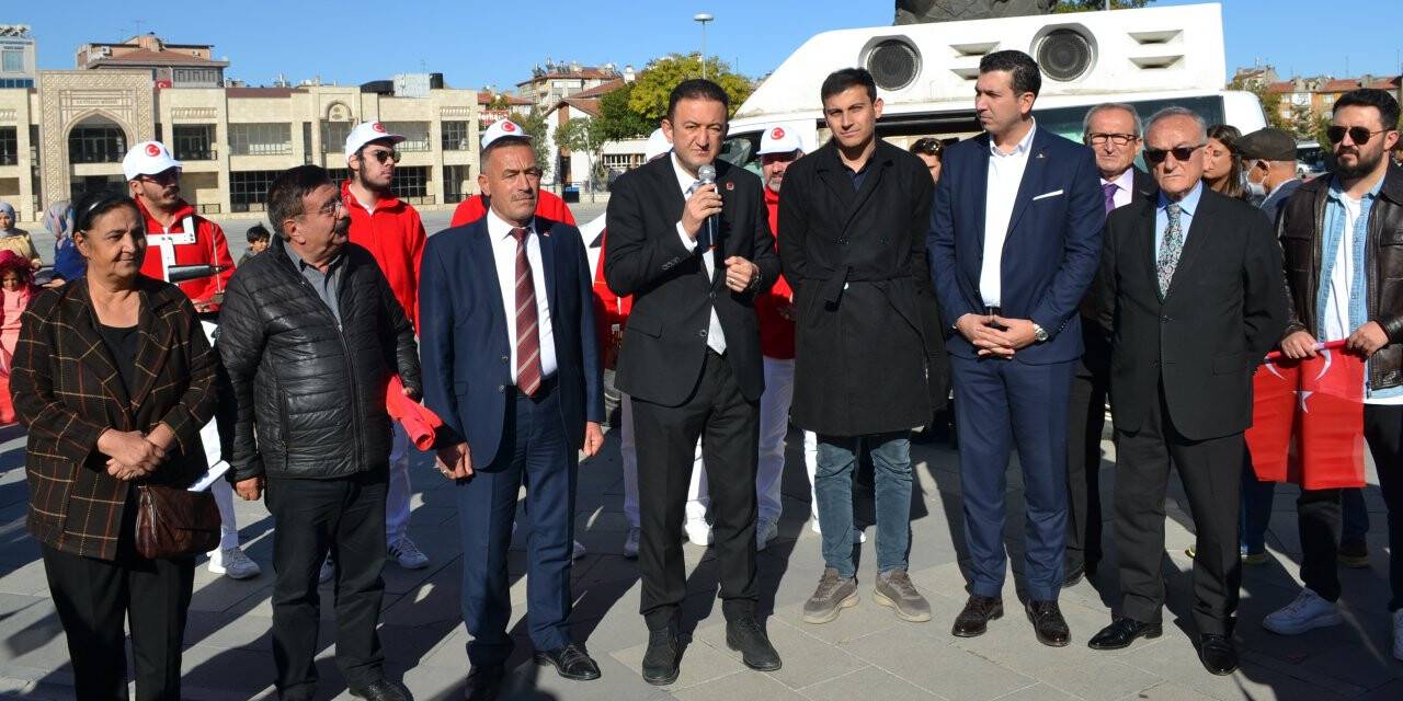 CHP'den, Bayraklı ve bandolu Cumhuriyet yürüyüşü