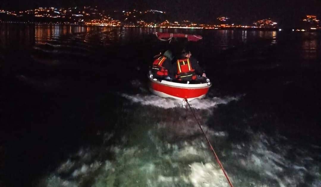 Teknenin aküsü bitince gölde mahsur kaldılar