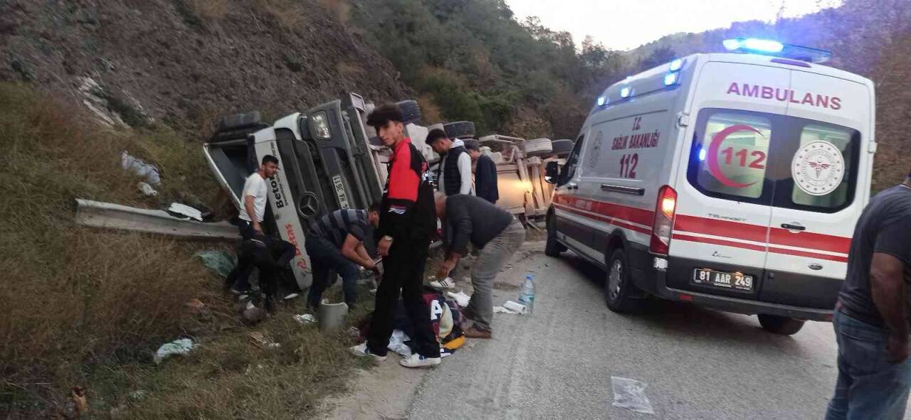 Devrilen kamyonda kızın ayak parmağı koptu